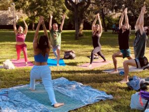 EMUNÁ YOGA_Sanar desde el abrazo.